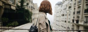 Une jeune femme de profil dans Paris