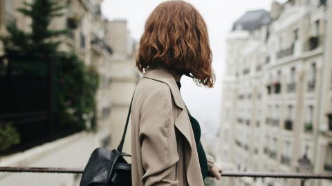 Une jeune femme de profil dans Paris