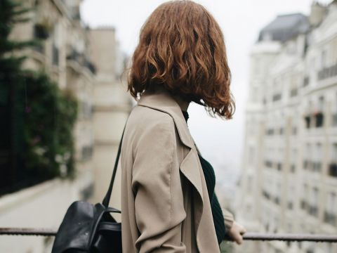 Une jeune femme de profil dans Paris