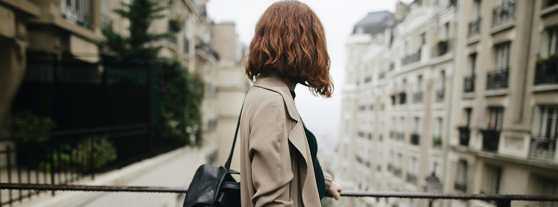 Jérôme Fourquet : ce qu'Airbnb dit (vraiment) de la France - L'ADN Une jeune femme de profil dans Paris