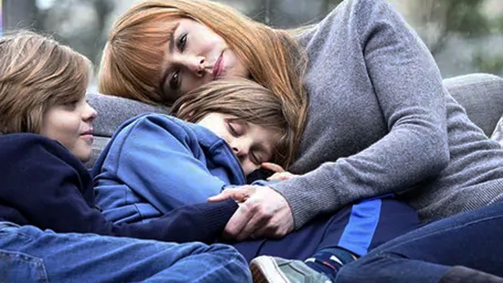 Une scène de Big Little lies avec Nicolae Kidma et ses enfants sur un canapé