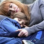 Une scène de Big Little lies avec Nicolae Kidma et ses enfants sur un canapé