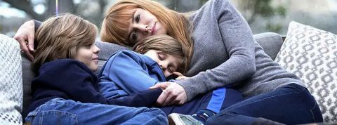 Comment les villes s'adaptent aux familles monoparentales Une scène de Big Little lies avec Nicolae Kidma et ses enfants sur un canapé