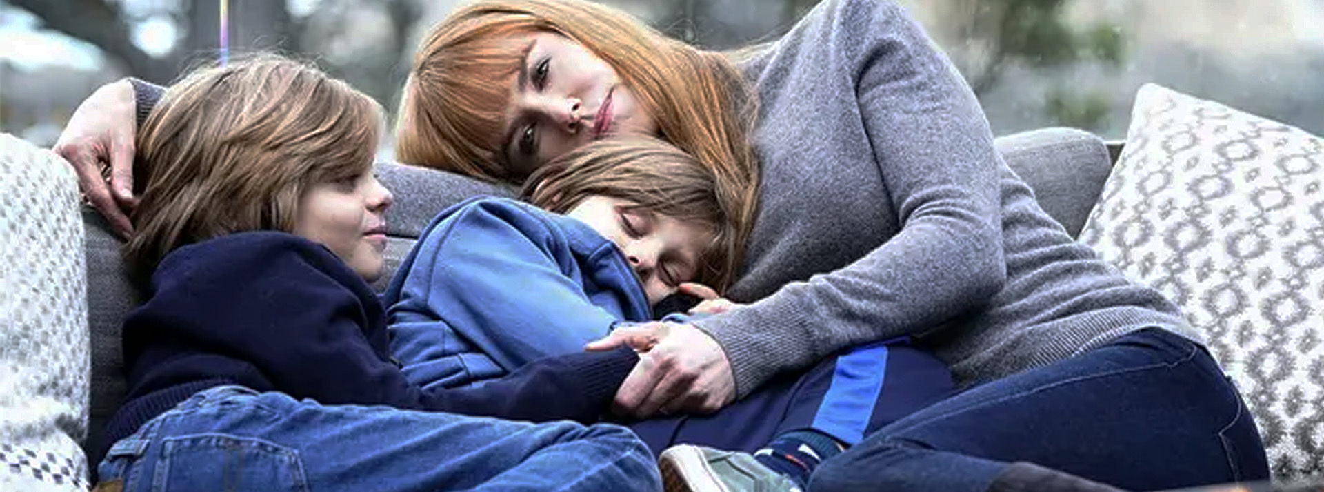 Comment les villes s'adaptent aux familles monoparentales - L'ADN Une scène de Big Little lies avec Nicolae Kidma et ses enfants sur un canapé