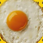 Un oeuf au plat sur un fond jaune avec logo Balenciaga