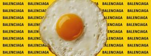 Un oeuf au plat sur un fond jaune avec logo Balenciaga