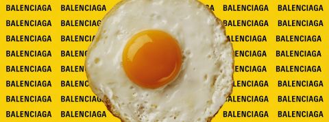 Arrêtez de créditer Balenciaga pour vos œufs au plat Un oeuf au plat sur un fond jaune avec logo Balenciaga