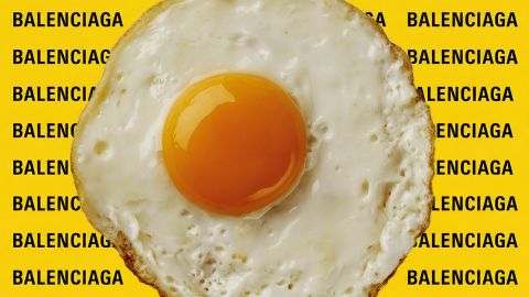 Un oeuf au plat sur un fond jaune avec logo Balenciaga