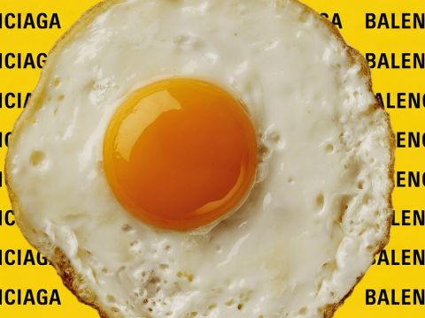 Un oeuf au plat sur un fond jaune avec logo Balenciaga