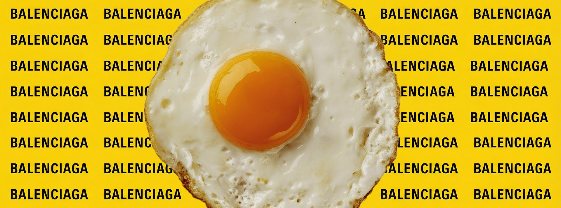 Un oeuf au plat sur un fond jaune avec logo Balenciaga