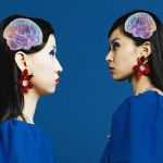 une femme est son double se font face