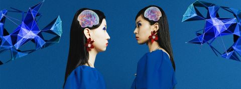 une femme est son double se font face