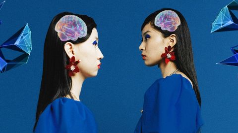 une femme est son double se font face