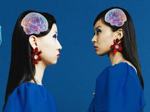 une femme est son double se font face