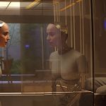 Capture écran du film désu ex Machina, de la femme robot faisant face à l'homme