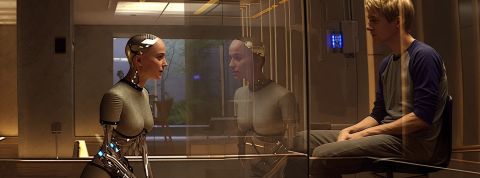 En rupture avec l’armée américaine, Anthropic défend une IA qu’elle juge... consciente Capture écran du film désu ex Machina, de la femme robot faisant face à l'homme