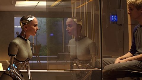 Capture écran du film désu ex Machina, de la femme robot faisant face à l'homme