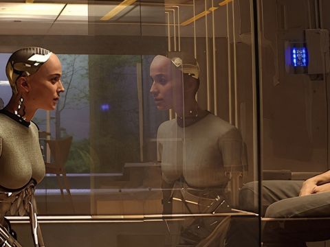 Capture écran du film désu ex Machina, de la femme robot faisant face à l'homme