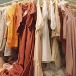 Une grande quantité de vêtements sur portants