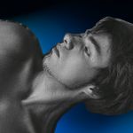 Un jeune homme torse nu mal à l'aise