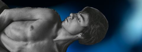 Chemsex : l’épidémie qu'on ne veut pas voir Un jeune homme torse nu mal à l'aise