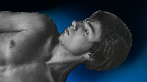 Un jeune homme torse nu mal à l'aise