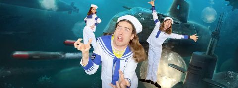 « Qu’est-ce que j’irais foutre dans un sous-marin ? » : la GenZ n’a pas l’intention d’aller faire la guerre Un jeune toktokeur avec un costume de marin désuet sur une image de sous-marin torpille