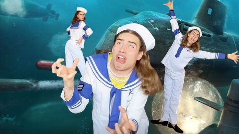 Un jeune toktokeur avec un costume de marin désuet sur une image de sous-marin torpille