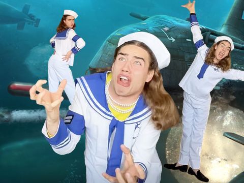 Un jeune toktokeur avec un costume de marin désuet sur une image de sous-marin torpille