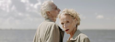 Vieillissement mondial : les nouveaux défis de la pharma Un couple de seniors aux cheveux blancs