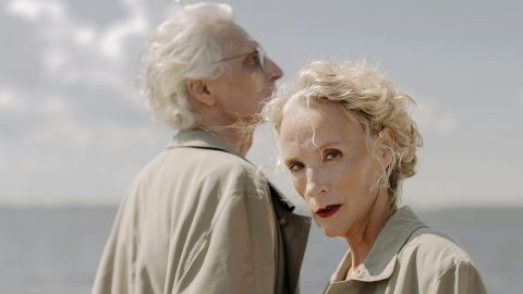 Un couple de seniors aux cheveux blancs