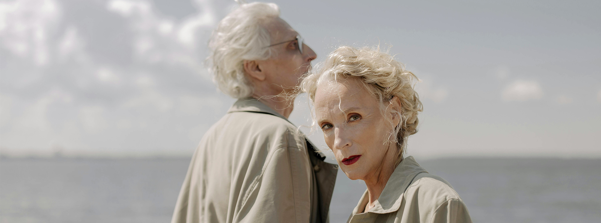 Vieillissement mondial : les nouveaux défis de la pharma - L'ADN Un couple de seniors aux cheveux blancs
