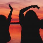 Des silhouettes d'hommes et femmes sur coucher de soleil