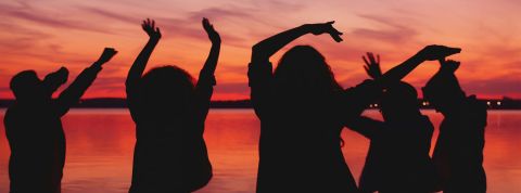 Nothing Maxxing : ou comment on a optimisé jusqu'aux couchers de soleil Des silhouettes d'hommes et femmes sur coucher de soleil