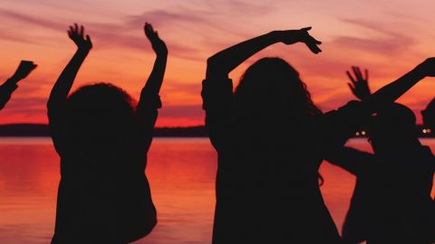 Des silhouettes d'hommes et femmes sur coucher de soleil