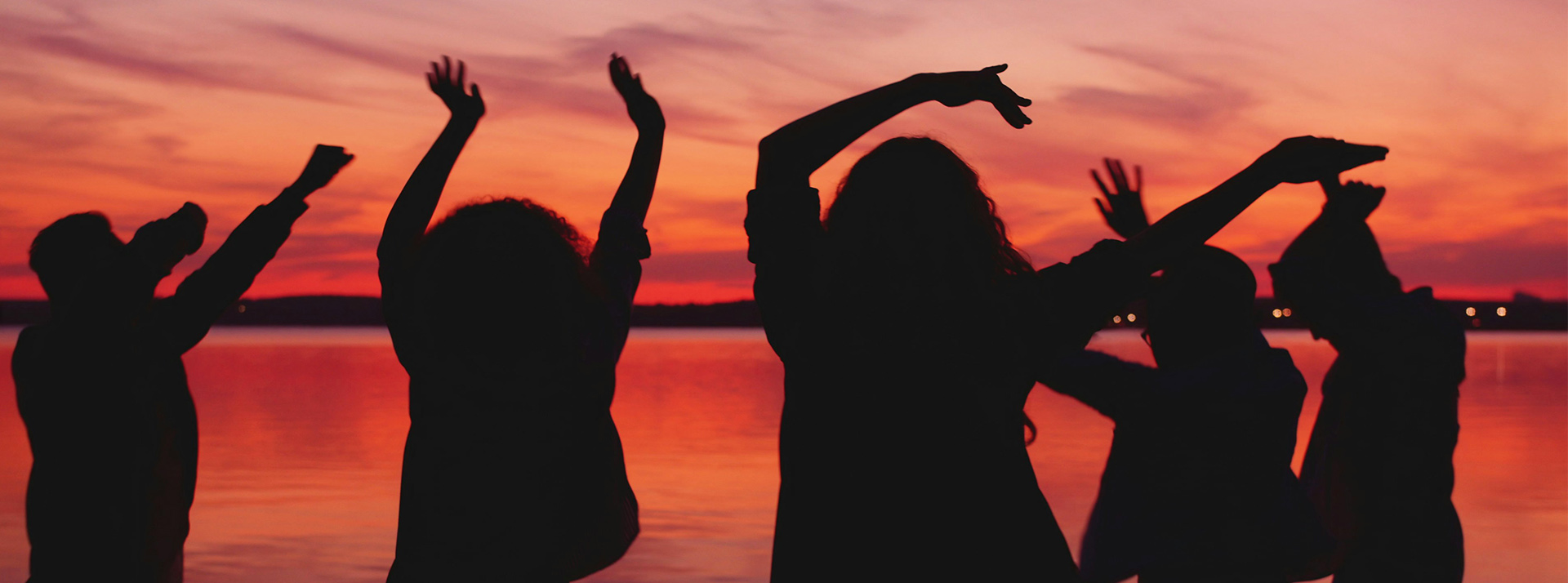 Nothing Maxxing : ou comment on a optimisé jusqu'aux couchers de soleil - L'ADN Des silhouettes d'hommes et femmes sur coucher de soleil