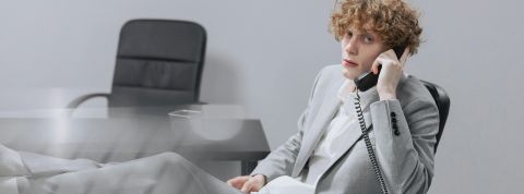 Éthique en entreprise : l'infrastructure plutôt que la posture Un jeune homme les pieds sur son bureau dans un univers gris