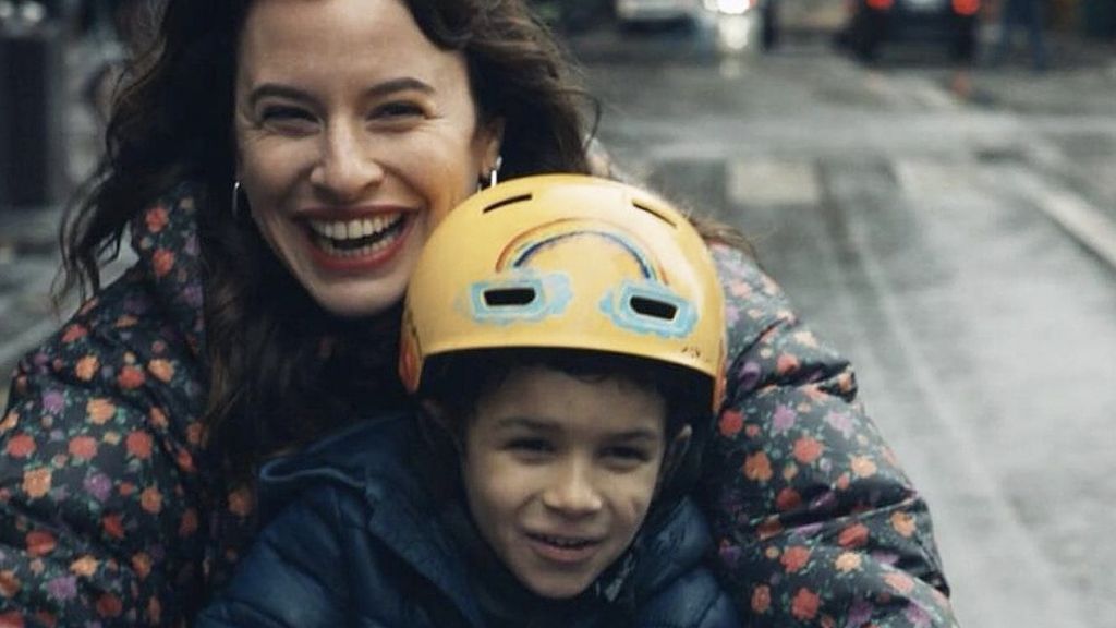 monoparentale femme sur un vélo avec un enfant