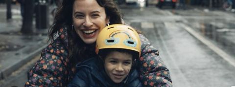 monoparentale femme sur un vélo avec un enfant