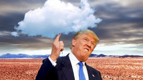 Trump tient un nuage comme un ballon de baudruche sur une terre craquelée