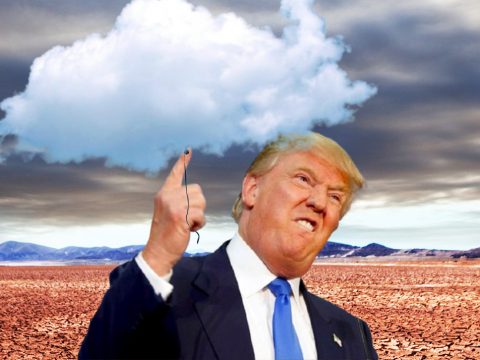 Trump tient un nuage comme un ballon de baudruche sur une terre craquelée