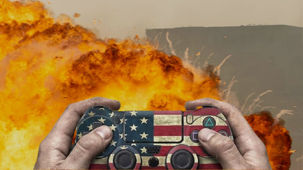 Devant une image d'explosion, es mains tiennent une manette de jeu vidéo aux couleurs US