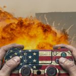 Devant une image d'explosion, es mains tiennent une manette de jeu vidéo aux couleurs US