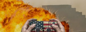 Devant une image d'explosion, es mains tiennent une manette de jeu vidéo aux couleurs US