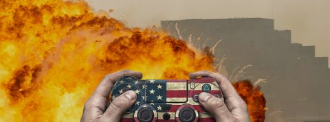 Devant une image d'explosion, es mains tiennent une manette de jeu vidéo aux couleurs US