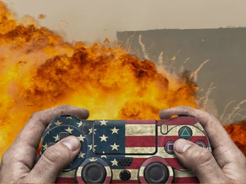 Devant une image d'explosion, es mains tiennent une manette de jeu vidéo aux couleurs US
