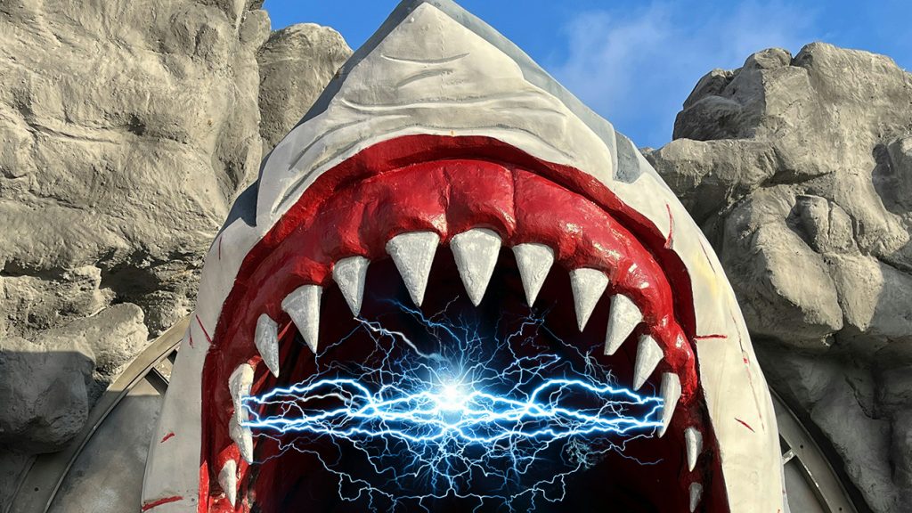 Gros plan sur le requin des dents de la mer avec de l'électricité dans sa gueule