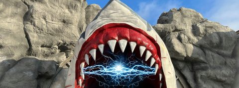 Aux États-Unis, la guerre de l'électricité a commencé Gros plan sur le requin des dents de la mer avec de l'électricité dans sa gueule