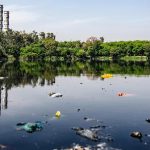 Un fleuve pollué avec des usines en fond