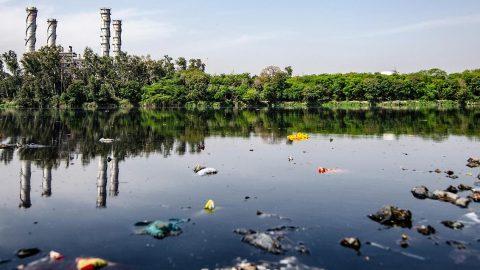 Un fleuve pollué avec des usines en fond
